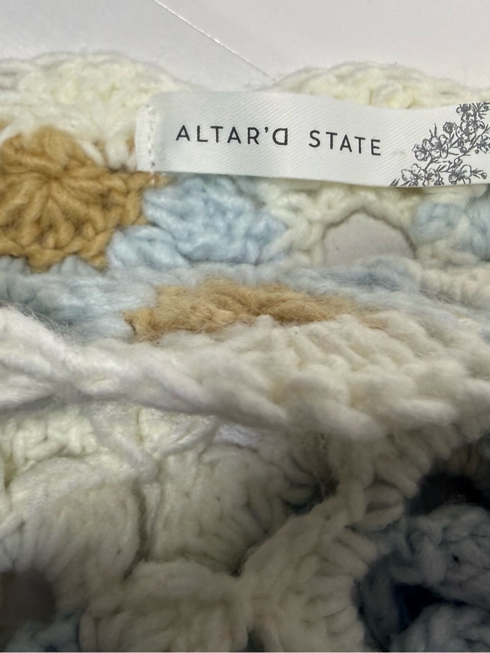 Boho chic granny square crochet 90’s Daisy Crop Sweater in Cream & Light Blue - Picture 6 of 7